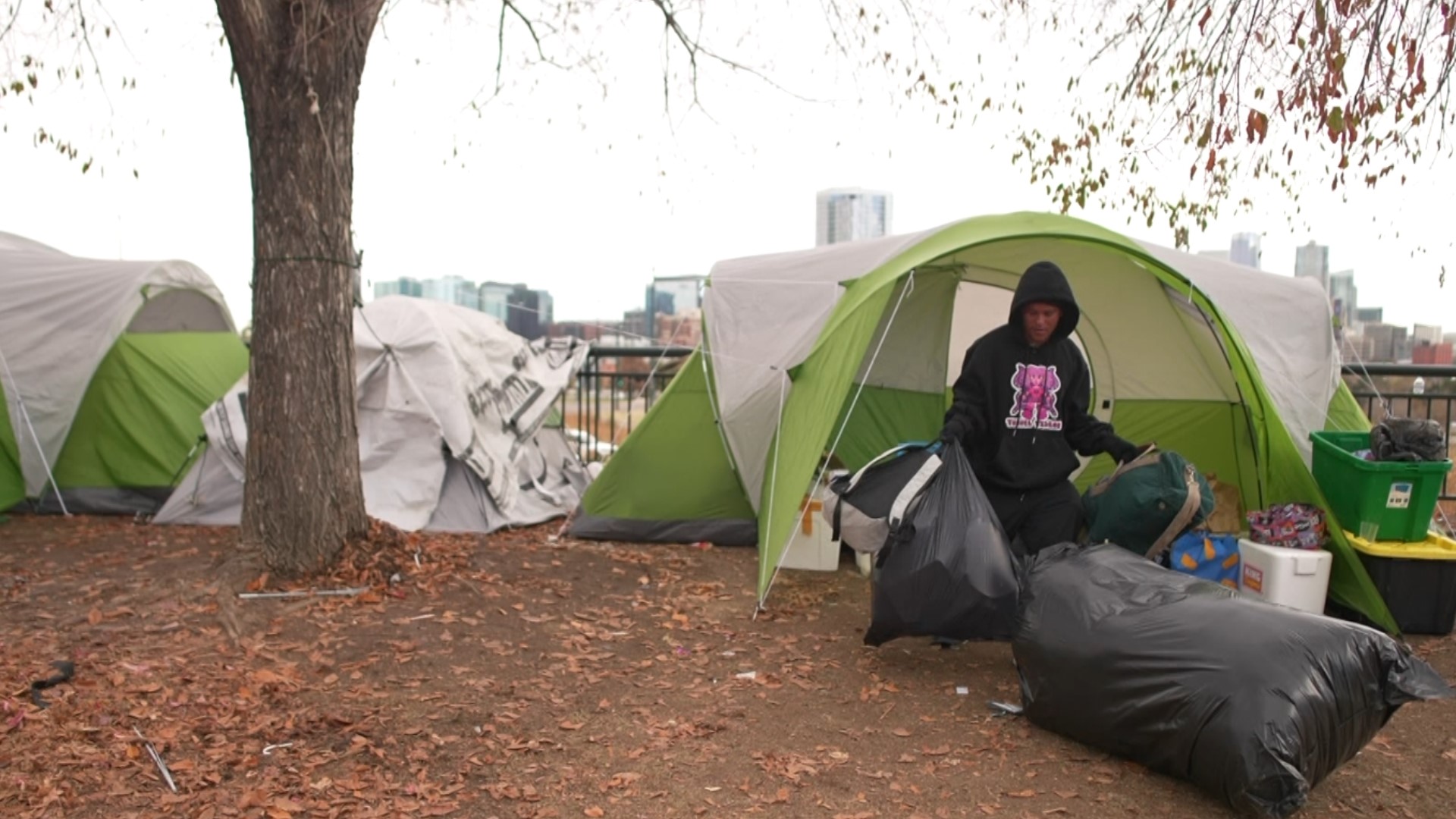 El terreno en el que estaban acampando pertenece a Parques y Recreación de Denver. Debido a que no es terreno público, no se permite acampar durante la noche.